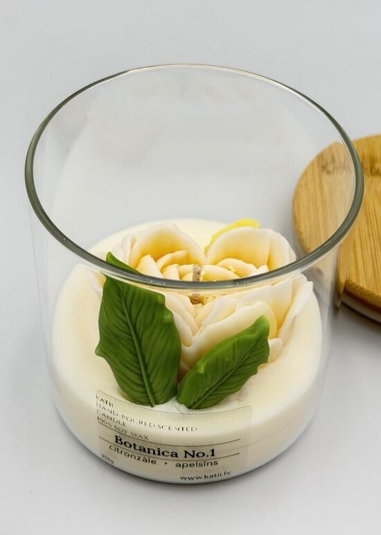 Sojas vaska svece ar sirds formas ziedu 