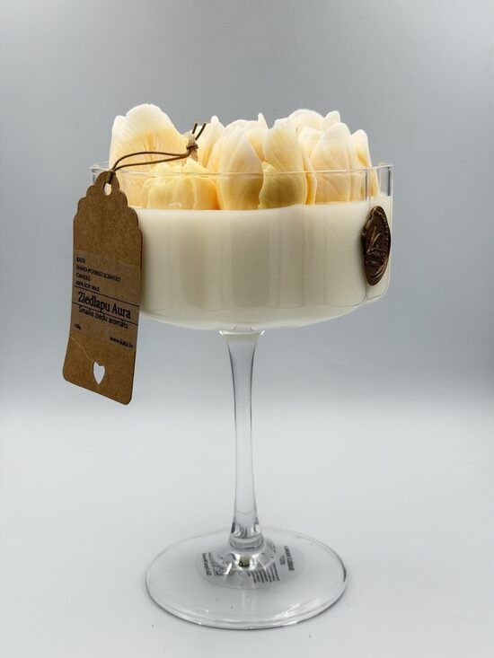 Sojas vaska svece ar tulpēm kupejas glāzē