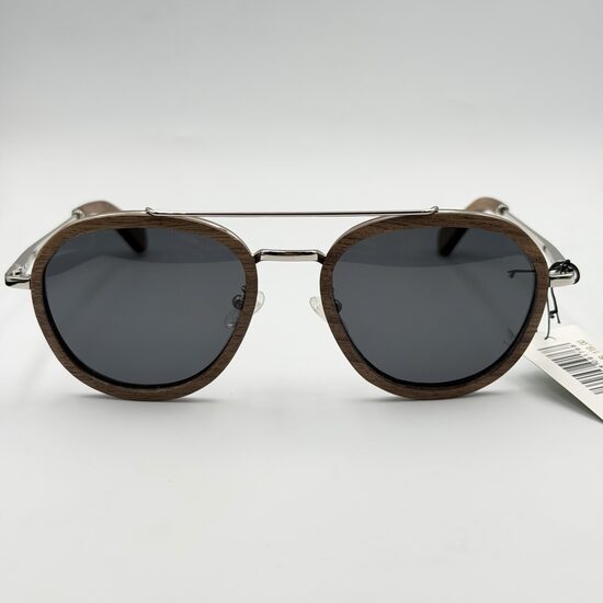 Laimer Fred unisex saulesbrilles ar tumšām lēcām, valrieksta koka rāmi un sudrabkrāsas metāla detaļām B132 